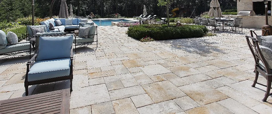 Light stone paver patio in Huntsville, AL, with seating.